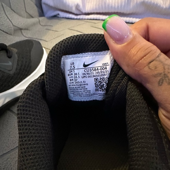 NIKE MC TRAINER - Black / White NIB - Picture 5 of 6